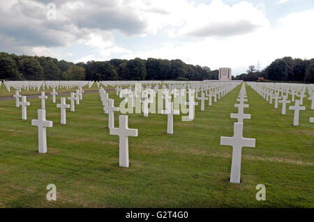 Linien von Gräbern in den Ardennen American Cemetery & Memorial, Neuville-En-Condroz, Wallonien, Belgien Stockfoto