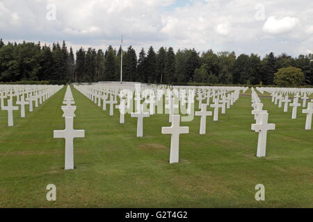 Linien von Gräbern in den Ardennen American Cemetery & Memorial, Neuville-En-Condroz, Wallonien, Belgien Stockfoto