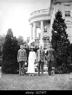 Präsident Calvin Coolidge, seine Frau Grace und ihren beiden Söhnen posiert auf dem Rasen des weißen Hauses. Stockfoto