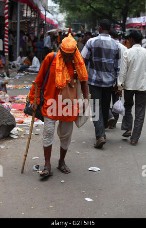 Pune, Indien - 11. Juli 2015: Ein Alter Pilger als Warkari hinunter die Straße während des berühmten Wari-Festivals in Indien bekannt. Stockfoto