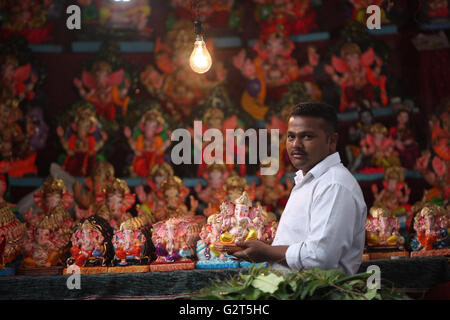 Pune, Indien - 16. September 2015: Ein Mann, Lord Ganesh Idole am Vorabend des Ganesh Festival in Indien zu verkaufen. Das Festival umfasst Stockfoto