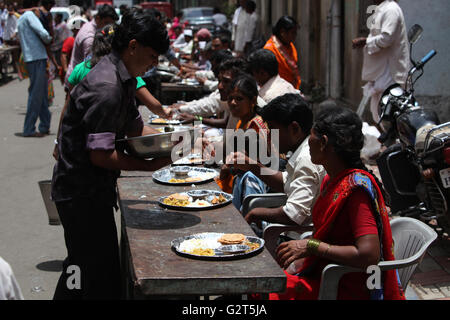 Pune, Indien - 11. Juli 2015: Indische Pilger bekannt wie Warkaris kostenlose Mahlzeit am Straßenrand während Wari Festiva zugestellt Stockfoto