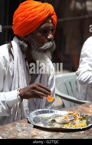 Pune, Indien - 11. Juli 2015: Ein hindu Pilger mit einer Mahlzeit serviert ihm durch eine gemeinnützige Organisation, während die Wari festiv Stockfoto