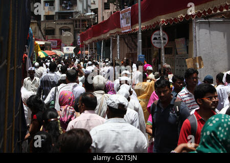 Pune, Indien - 11. Juli 2015: Tausende von Menschen drängen auf eine Pilgerfahrt in Indien während der Wari-festival Stockfoto