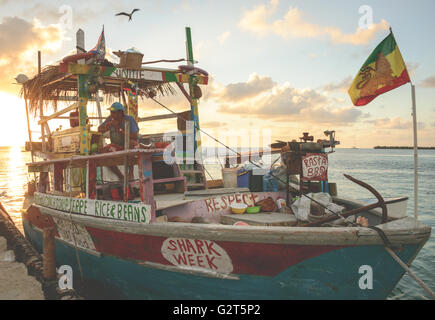 Das Reggae-Boot auf Caye Caulker Stockfoto