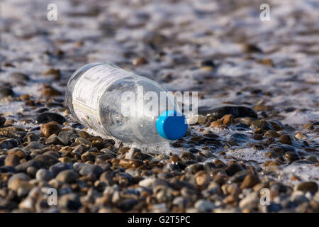 Kunststoff-Flasche an Strand gespült Stockfoto