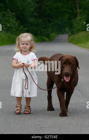 Mädchen, die ihren Labrador Retriever Hund Stockfoto