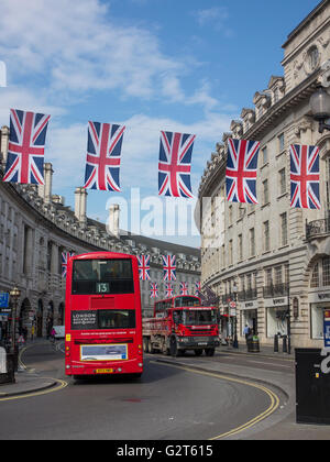 Regent Street im Zentrum von London im Sommer mit Union Jack Fahnen zum 90. Geburtstag der Königin Stockfoto