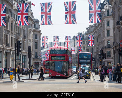 Regent Street im Zentrum von London im Sommer mit Union Jack Fahnen zum 90. Geburtstag der Königin Stockfoto