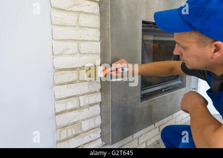 Kamin Einbau in weißen Mauer Stockfoto