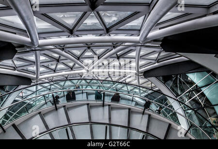 Die innere Wendeltreppe im City Hall, dem Hauptsitz der Greater London Authority (GLA) in London Stockfoto