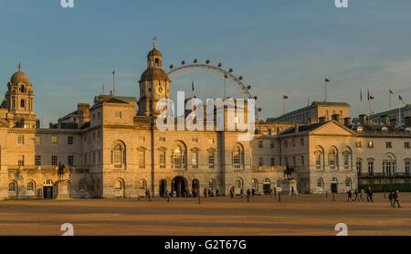 Horse Guards Parade am späten Nachmittag Sonnenschein, mit dem London Eye in der Ferne, Whitehall, London, Vereinigtes Königreich Stockfoto