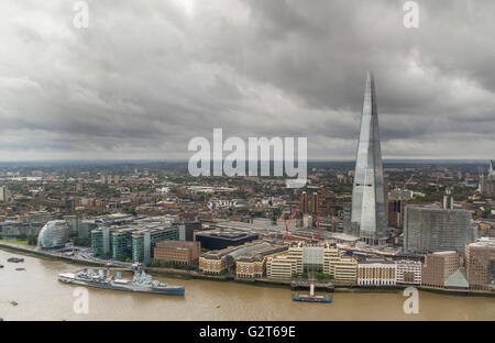 The Shard und HMS Belfast an der Themse an einem bewölkten Tag in London, Großbritannien Stockfoto