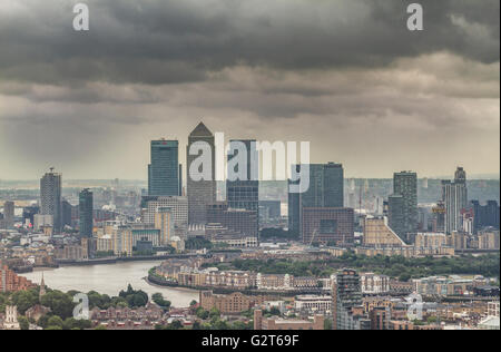 Blick entlang der Themse auf die hohen Gebäude von Canary Wharf, London, Großbritannien Stockfoto