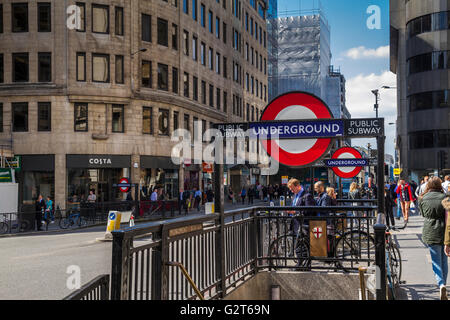 Stadtarbeiter vor der U-Bahnstation Monument in der City of London, Großbritannien Stockfoto