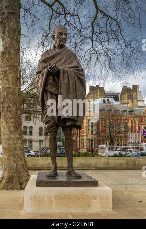 Die Bronzestatue von Mahatma Gandhi durch den Bildhauer Philip Jackson in Parliament Square, Westminster, London, Vereinigtes Königreich Stockfoto