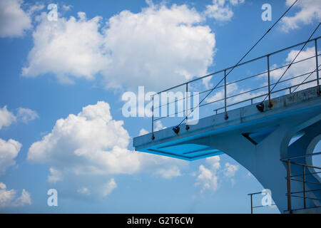 Olympische Sprungturm von der Seite mit einem blauen Himmel Stockfoto