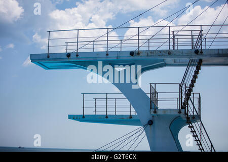 Olympische Sprungturm von der Seite mit einem blauen Himmel Stockfoto