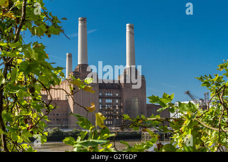 Battersea Power Station, ein stillgelegtes Kohlekraftwerk der Klasse II, das sich am Südufer der Themse in Battersea, London, Großbritannien, befindet Stockfoto