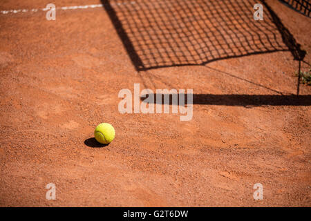 Tennisbälle in den Netzen der Schatten auf dem Boden der Sandplatz Stockfoto