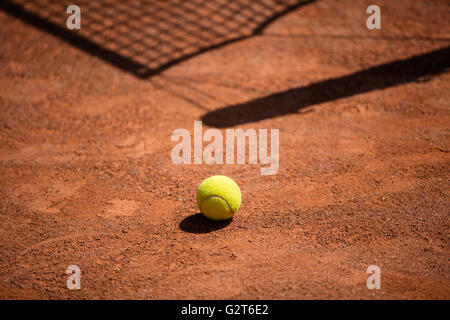 Tennisbälle in den Netzen der Schatten auf dem Boden der Sandplatz Stockfoto