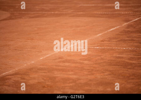 Tennisbälle in den Netzen der Schatten auf dem Boden der Sandplatz Stockfoto