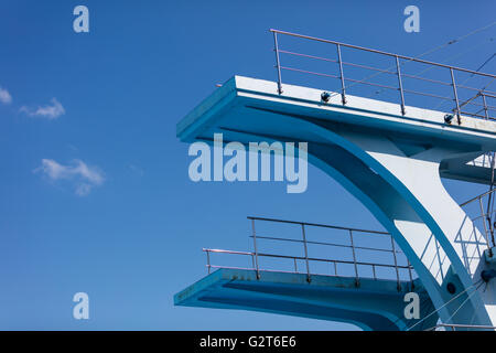 Olympische Sprungturm von der Seite mit einem blauen Himmel Stockfoto