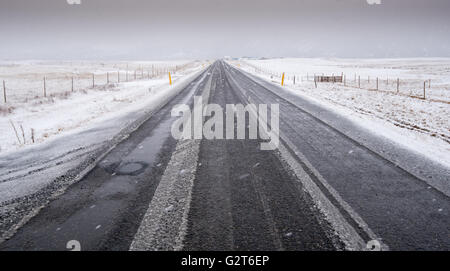 Geraden Autobahn Ringstraße während eines Schneesturms in Island Stockfoto