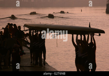 Rudern Muscheln begeben Sie sich in der Dämmerung für eine Collegian Besatzung Regatta am Savannah River in Augusta, Georgia. Stockfoto