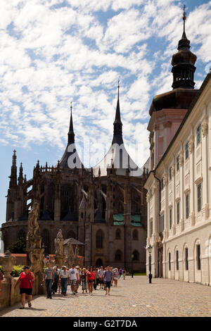 Eine Gruppe von Touristen zu Fuß entlang der St.-Barbara-Straße von St. Barbara-Kirche und die Jesuiten-Kolleg in Kutna Hora, Tschechien Stockfoto