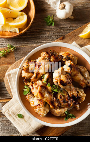 Gegrillte Hähnchenflügel Zitrone Knoblauch essfertig Stockfoto