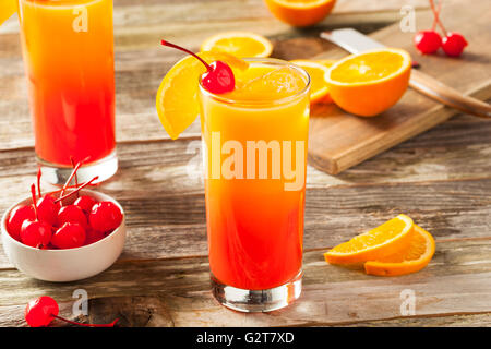 Saftige Orange und rote Tequila Sunrise mit einer Kirsche Stockfoto