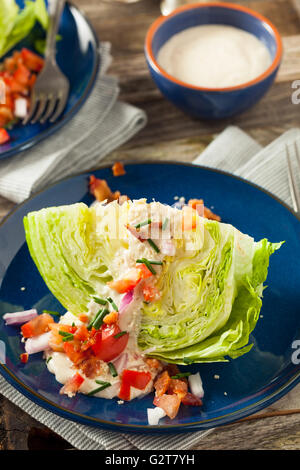 Gesunde grüne Keil Salat mit Blue Cheese Dressing Stockfoto