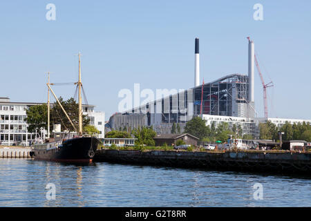 Die neue Amager Piste, CopenHill, und das von Bjarke Ingels entworfene Energieabfall-Kraftwerk vom Innenhafen aus gesehen. Stockfoto