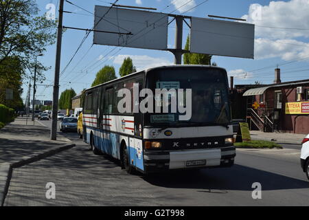 Städtischer Busverkehr in Kaliningrad Stadt. Weiße und blaue Setra Bus unterwegs Stockfoto