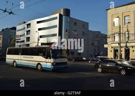 Städtischer Busverkehr in Kaliningrad Stadt. Die meisten modernen Fahrzeuge sind im Vorortverkehr verwendet. Stockfoto