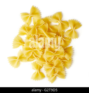 Farfalle, isoliert auf weißem Hintergrund, Ansicht von oben Stockfoto