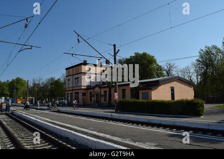 Bahnhof in Kaliningrad Oblast der russischen Bahn (RZD) Zug