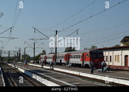 Bahnhof in Kaliningrad Oblast der russischen Bahn (RZD) Zug