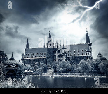 Blitze in den dunklen Himmel über alte steinerne Burg. Stockfoto