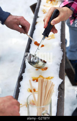 Zucker auf Schnee oder Ahorn Toffee im Sugar Shack in Quebec, Kanada Stockfoto