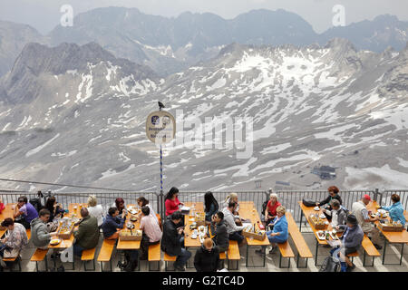 16.07.2015, Zugspitze, Bayern, Deutschland - Quests in Deutschlands höchstem Biergarten auf der Zugspitze. 00P150716D082CAROEX. JPG - nicht für den Verkauf in G E R M A N Y, A U S T R I A S W I T Z E R L A N D [MODEL-RELEASE: Nein, PROPERTY-RELEASE: Nein, (C) Caro Fotoagentur / Muhs, http://www.caro-images.com, info@carofoto.pl - jegliche Nutzung dieses Bildes unterliegt GEMA!] Stockfoto