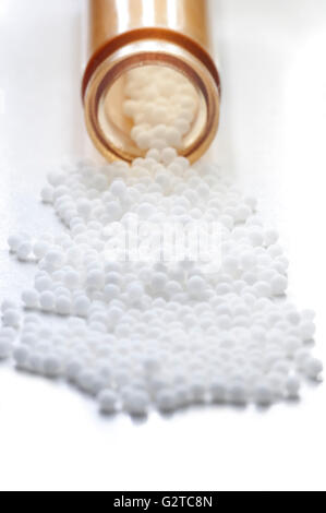 Homöopathische Tabletten in Glasröhren Stockfoto