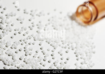 Homöopathische Tabletten in Glasröhren Stockfoto