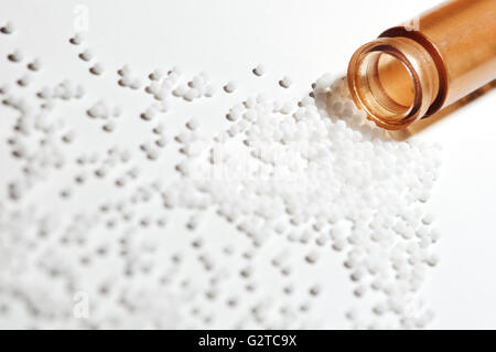 Homöopathische Tabletten in Glasröhren Stockfoto