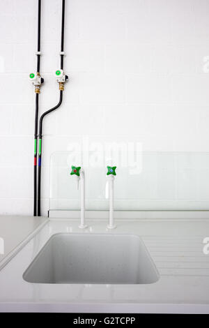 in einem Labor ist ein Labor-Waschbecken mit Armaturen Stockfoto
