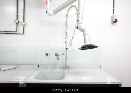 in einem Labor ist ein Labor-Waschbecken mit Armaturen Stockfoto