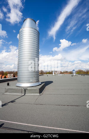 Inox Schornstein auf dem Flachdach in der Stadt Stockfoto