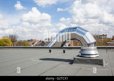 Inox Schornstein auf dem Flachdach in der Stadt Stockfoto