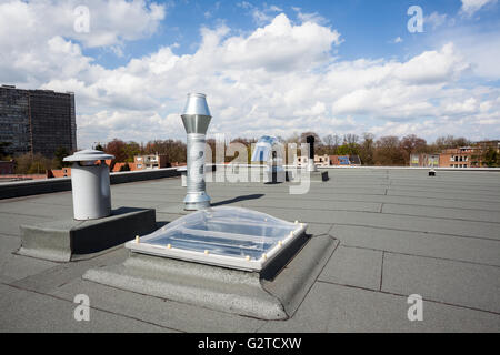 Inox Schornstein auf dem Flachdach in der Stadt Stockfoto